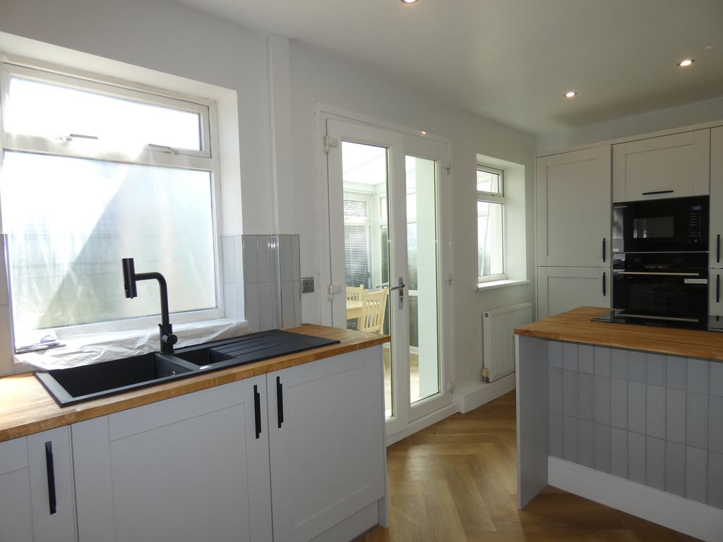 Kitchen/Breakfast- click for photo gallery